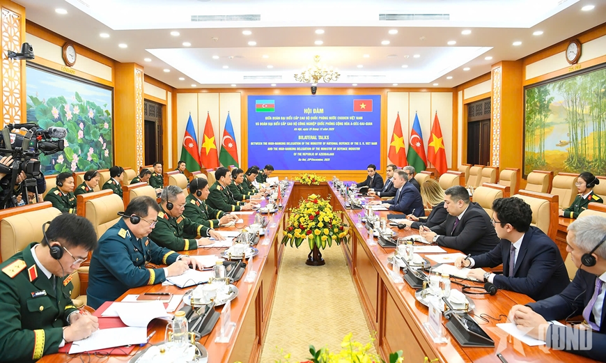 Defense Minister holds talks with Azerbaijani Minister of Defense Industry